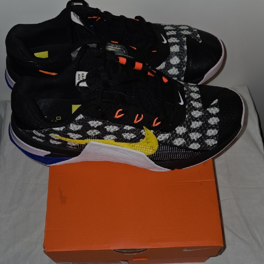 Nike Metcon 7 Black and Yellow Sneakers